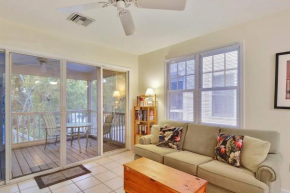 A Little Slice Of Paradise by AvantStay Communal Pool Screened in Porch Great Location Month Long Stays